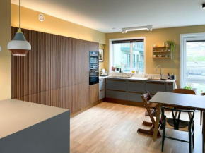 Modern 4 bedroom townhouse with patio and garden